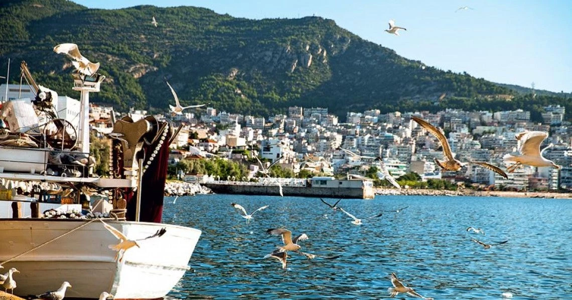 Η τουρκική λίρα κατρακυλά και οι Τούρκοι επενδύουν σε Θάσο και Καβάλα